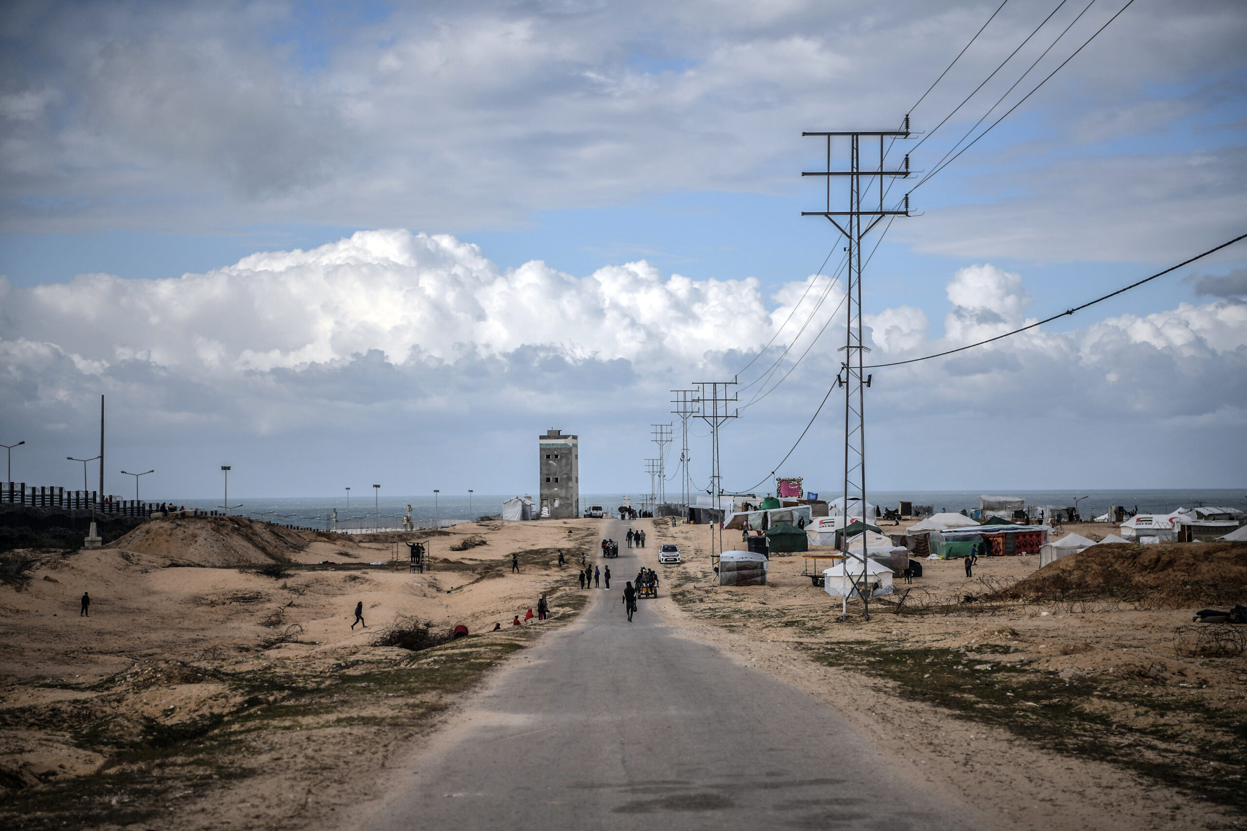 According to satellite images, a huge wall is being built on the border for the army in Egypt