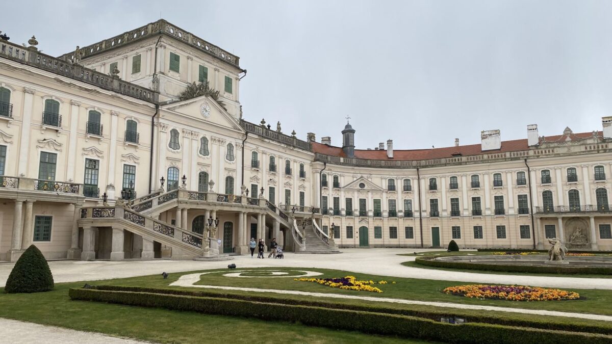 Romantikus kastélyok, varázslatos kertek – 10 hely, ami tavaszi kiruccanásra csábít Budapesttől pár órára #9