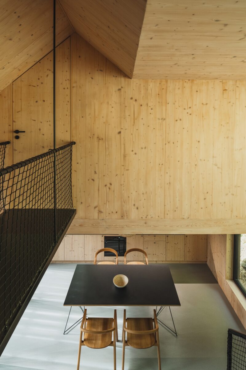 Ház a szikla és a folyó között #17